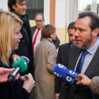 El ministro de Transportes y Movilidad Sostenible, Óscar Puente, habla con la alcaldesa de Huelva, Pilar Miranda.

LUCÍA SALGUERO/EUROPA PRESS
31/1/2025