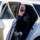 El expresidente de la Real Federación Española de Fútbol (RFEF) Luis Rubiales a su llegada a la Audiencia Nacional, a 11 de febrero de 2025, en San Fernando de Henares, Madrid (España). Rubiales declara como investigado en el juicio que se sigue en su contra por el beso no consentido y las presuntas coacciones posteriores a la futbolista Jennifer Hermoso. El expresidente de la RFEF, que se enfrenta a 2 años y 6 meses de cárcel por presuntos delitos de agresión sexual y coacciones, comparte banquillo de los acusados con el exseleccionador femenino, el exdirector de Marketing de la RFEF y el que fuera director de la Selección masculina.
A. Pérez Meca / Europa Press
11/2/2025