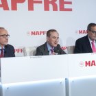 El director general financiero de MAPFRE, Fernando MAta, el presidente de MAPFRE, Antonio Huertas, y el director de Comunicación de MAPFRE, Javier Fernández, durante la presentación de los resultados anuales de MAPFRE, a 12 de febrero de 2025, en Madrid (España). Mapfre obtuvo un beneficio neto de 968 millones de euros en 2024, lo que supone un incremento del 42,9% en comparación con el año pasado, según ha informado la empresa aseguradora al publicar sus cuentas anuales.

Alberto Ortega / Europa Press
12/2/2025