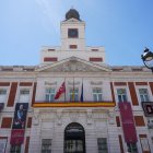 Archivo - La Comunidad de Madrid engalana la fachada de la Real Casa de Correos en el décimo aniversario de la proclamación del Rey Felipe.
