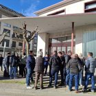 Concentración de protesta contra la falta de personal técnico en las OCAs llevada a cabo este viernes frente al Palacio de Congresos de Boltaña (Huesca).