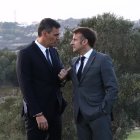 El presidente del Gobierno, Pedro Sánchez (i) y el presidente francés, Emmanuel Macron