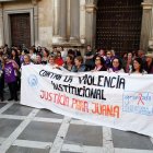 Archivo - Concentración contra la violencia machista en apoyo a Juana Rivas en 2019 a las puertas del TSJA, en Granada. Archivo.