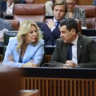La consejera de Economía y portavoz de la Junta, Carolina España, y el presidente Juanma Moreno en el Parlamento.