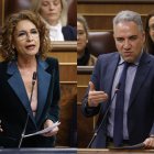 María Jesús Montero (PSOE) y Elías Bendodo (PP) en el Congreso de los Diputados.