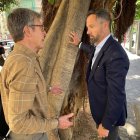 El segundo teniente de alcalde en Valencia y edil de Parques y Jardines, Juanma Badenas, durante su visita al ficus que ha sido agredido.