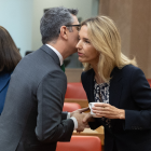 Félix Bolaños y Cayetana Álvarez de Toledo se saludan antes de la Comisión de Justicia, en el Congreso de los Diputados.