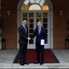 El presidente del Gobierno, Pedro Sánchez (i), recibe al presidente del Partido Popular, Alberto Núñez Feijóo (d), en el Palacio de la Moncloa, a 13 de marzo de 2025, en Madrid (España). El presidente del Gobierno recibe a los portavoces de los partidos con representación en el Congreso --todos excepto VOX-- para informarles sobre las novedades de la guerra de Ucrania y el aumento del gasto en seguridad y defensa. Sánchez y Feijóo se vuelven a reunir cara a cara 15 meses después de su último encuentro en diciembre de 2023.

Eduardo Parra / Europa Press
13 MARZO 2025;POLÍTICA;REUNIÓN;PRESIDENTE;PORTAVOCES;PARTIDOS;GUERRA
13/3/2025