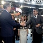 El presidente del Partido Popular, Alberto Núñez Feijóo, saluda al presidente de la Generalitat valenciana, Carlos Mazón.