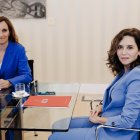 La presidenta de la Comunidad de Madrid, Isabel Díaz Ayuso, durante una reunión con la por entonces portavoz de Más Madrid, Mónica García (2023)