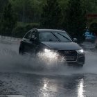 Archivo - Varios coches circulan bajo la lluvia, a 29 de mayo de 2023, en Madrid (España). 