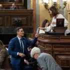 El presidente del Gobierno, Pedro Sánchez, entrega su voto a la presidenta del Congreso, Francina Armengol, en el Congreso.