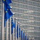 Banderas de la Unión Europea (UE) frente a la sede de la Comisión Europea en Bruselas, Bélgica (archivo)