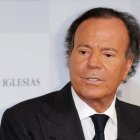 Julio Iglesias intenta "desmentir" y la cosa sale regular.