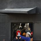 Los servicios de Rescate buscan víctimas tras el colapso de la discoteca.