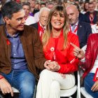 El Presidente del Gobierno, Pedro Sánchez (i) su esposa Begoña Gómez (c) y la vicepresidenta primera del Gobierno y vicesecretaria general del PSOE, María Jesús Montero (d) durante la clausura del 41º Congreso Federal del PSOE en el Palacio de Congresos y Exposiciones. A 1 de diciembre de 2024, en Sevilla, Andalucía (España). El 41º Congreso Federal del PSOE concluye en Sevilla con su jornada de clausura celebrada en Fibes. Durante el evento, se trazaron las líneas estratégicas del partido para los próximos años, destacando el compromiso con las políticas sociales, la igualdad y la sostenibilidad. La clausura contó con la presencia de destacados líderes socialistas y delegados de todo el país.

Francisco J. Olmo / Europa Press
01/12/2024