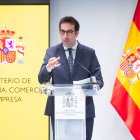 (Foto de ARCHIVO)
El ministro de Economía, Comercio y Empresa, Carlos Cuerpo, ofrece una rueda de prensa tras el 'Consejo Interterritorial de Internacionalización', en la sede del Ministerio, a 10 de abril de 2025, en Madrid (España).  Durante la reunión, han abordado el impacto y las medidas ante los aranceles impuestos por la nueva Administración estadounidense. Este encuentro se produce tras los contactos del Ejecutivo con grupos parlamentarios, los agentes sociales y los sectores afectados por los aranceles de Trump.

Gustavo Valiente / Europa Press
10 ABRIL 2025;ECONOMÍA;ARANCELES;EEUU;TRUMP;CCAA
10/4/2025