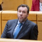 El ministro de Transportes y Movilidad Sostenible, Óscar Puente, durante una sesión de control en el Senado, a 8 de abril de 2025, en Madrid (España). 