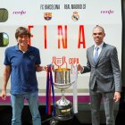 Los exfutbolistas Julio Salinas (izquierda) y Pepe, con el trofeo de la Copa del Rey en la Estación de Santa Justa de Sevilla.