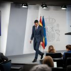 El presidente del Gobierno, Pedro Sánchez, tras su comparecencia ante los medios, en el Palacio de la Moncloa, a 29 de abril de 2025, en Madrid (España). Tanto en la reunión del Consejo de Seguridad Nacional como en el Consejo de Ministros se ha abordado con exclusividad la situación creada por el apagón masivo que afectó este lunes a la Península Ibérica. Por ello se realizará una nueva reunión del Consejo de Ministros, mañana miércoles 30 de abril, para abordar los asuntos ordinarios previstos inicialmente, como la aprobación de la reducción de la jornada laboral a 37,5 horas semanales para que comience su trámite parlamentario.

Diego Radamés / Europa Press
29/4/2025