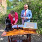 La portavoz de Compromís, María Fajardo y el alcalde socialista de Vila-real, José Benlloch firman el pacto de gobierno entre ambos partidos.