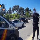 Policías nacionales llevan al hospital en pleno apagón a una mujer que se puso de parto.