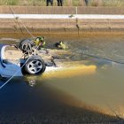 Bomberos rescatando el coche hundido en un canal de Cartaya (Huelva).

REMITIDA / HANDOUT por CONSORCIO PROVINCIAL DE BOMBEROS DE HUELVA
Fotografía remitida a medios de comunicación exclusivamente para ilustrar la noticia a la que hace referencia la imagen, y citando la procedencia de la imagen en la firma
12/5/2025