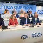 El presidente del PP, Alberto Núñez Feijóo, encabeza la reunión del Comité Ejecutivo Nacional del PP en su sede el 12 de mayo de 2025.
