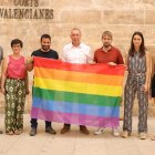 Dirigentes de Compromís con la bandera arcoíris