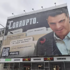 Pancarta desplegado frente al Congreso de los Diputados en la que Hazte Oír acusa al presidente del Gobierno de "corrupto".