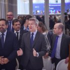 El presidente del PP, Alberto Núñez Feijóo, presenta al presidente del PP de Castilla-la Mancha, Paco Núñez en el desayuno de Nueva Economía Fórum, en el Hotel Ritz, a 20 de mayo de 2025, en Madrid (España).