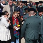 Los familiares de los dos guardias civiles asesinados en Barbate durante un homenaje.