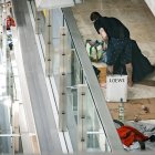 Una persona se prepara para pernoctar en la T4 del Aeropuerto Adolfo Suárez-Madrid Barajas.