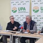 El secretario general de Agricultura de UPA, Ignacio Huertas (segundo por la izq), junto al secretario regional de UPA, Aurelio Gonzále (tercero por izq), en rueda de prensa en Valladolid.