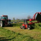 Archivo - Un tractor trabaja con maquinaria agrícola en el campo. Imagen de archivo.
