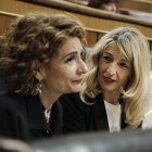 La vicepresidenta primera y ministra de Hacienda, María Jesús Montero, y la vicepresidenta segunda y ministra de Trabajo, Yolanda Díaz, en el Congreso.