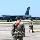 Llegada del bombardero norteamericano a la base de Morón.