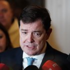 El presidente de la Junta de Castilla y León, Alfonso Fernández Mañueco, atiende a los medios de comunicación durante el acto de apertura de veneración pública del cuerpo de Santa Teresa de Jesús, en el Convento Padres Carmelitas Descalzos, a 11 de mayo d.