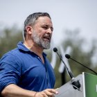 El presidente de Vox, Santiago Abascal, interviene durante una comida con afiliados y simpatizantes de Vox, en El Jardín de la Chalota, a 1 de junio de 2025, en Navalagamella, Madrid (España).