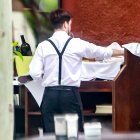(Foto de ARCHIVO)
Un camarero atiende a los clientes de una terraza en una sidrería de Madrid.
Ricardo Rubio / Europa Press
08 agosto 2019
08/8/2019