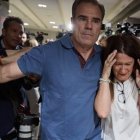 Leire Díez escoltada por Pérez Dolset tras la llegada de Aldama a la rueda de prensa
