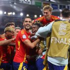 España celebra el gol de Pedri ante Francia