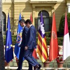 El presidente del Gobierno, Pedro Sánchez, y el presidente de la Generalitat de Catalunya, Salvador Illa.