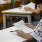 Alumna haciendo un examen en la PAU