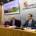 El viceconsejero de Política Agraria Comunitaria y Desarrollo Rural, Jorge Llorente Cachorro, (i) y el director general de Política Agraria Comunitaria, Ángel Gómez Rivero.