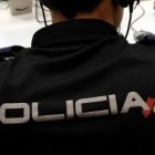 Archivo - Un agente de la Policía Nacional revisa un ordenador (Archivo).