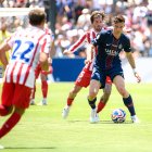 Rodrigo de Paul presiona a Fabián Ruiz en un momento del partido entre el Atlético de Madrid y el PSG.