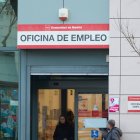 Archivo - Dos personas en la puerta de la oficina del Servicio Público de Empleo Estatal (SEPE).