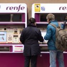 Archivo - Varias personas compran billetes en una máquina de venta de billetes, en la estación de Chamartín, a 29 de enero de 2025.