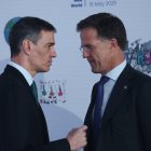 El presidente del Gobierno, Pedro Sánchez, conversa con el secretario general de la OTAN, Mark Rutte, durante una cumbre en Albania.